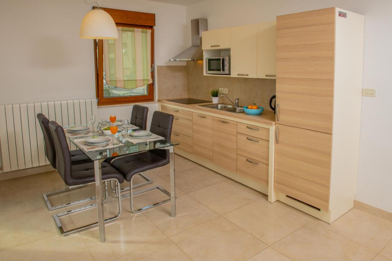 Apartments Oliva Premantura Exterior photo