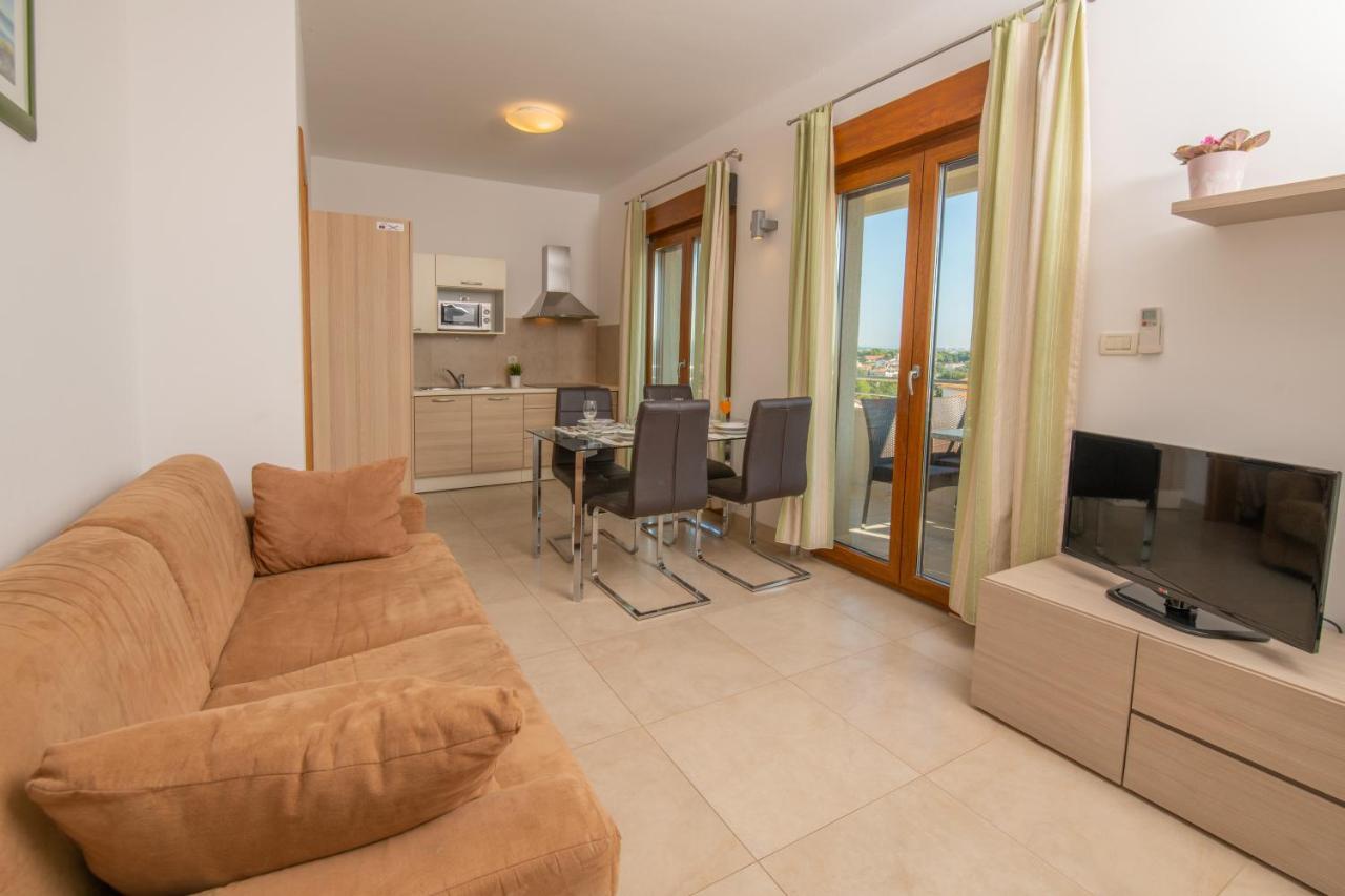 Apartments Oliva Premantura Exterior photo